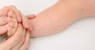 Petits points rouges sur la peau d'un enfant : quelles causes possibles et que faire ? FCMRR