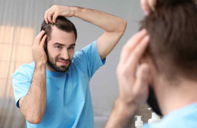 Quelles sont les causes de la chute de cheveux ? FCMRR Quelles sont les causes de la chute de cheveux ? FCMRR