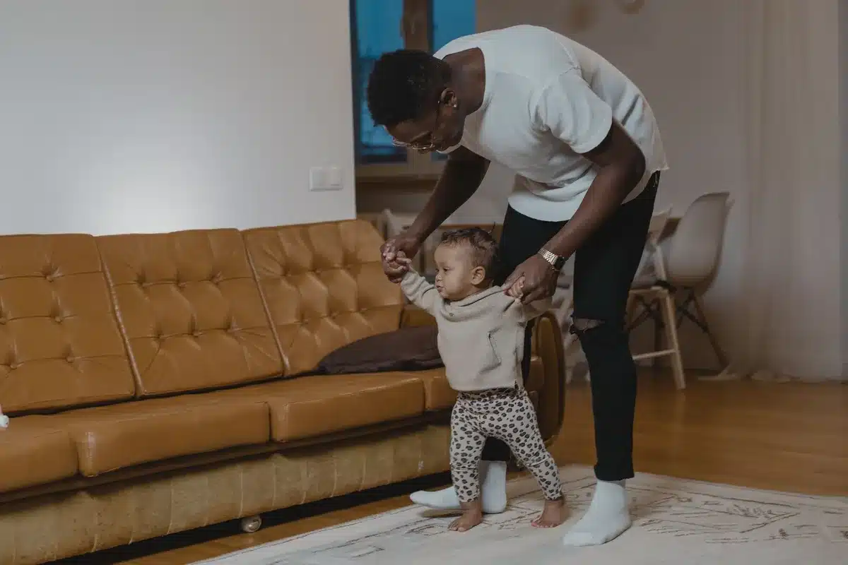 Parent et enfant travaillant ensemble par petites étapes progressives