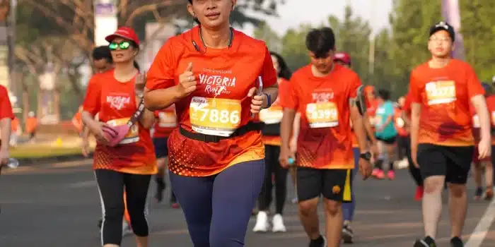 Étudiant en train de faire un jogging dans un parc du campus, le matin