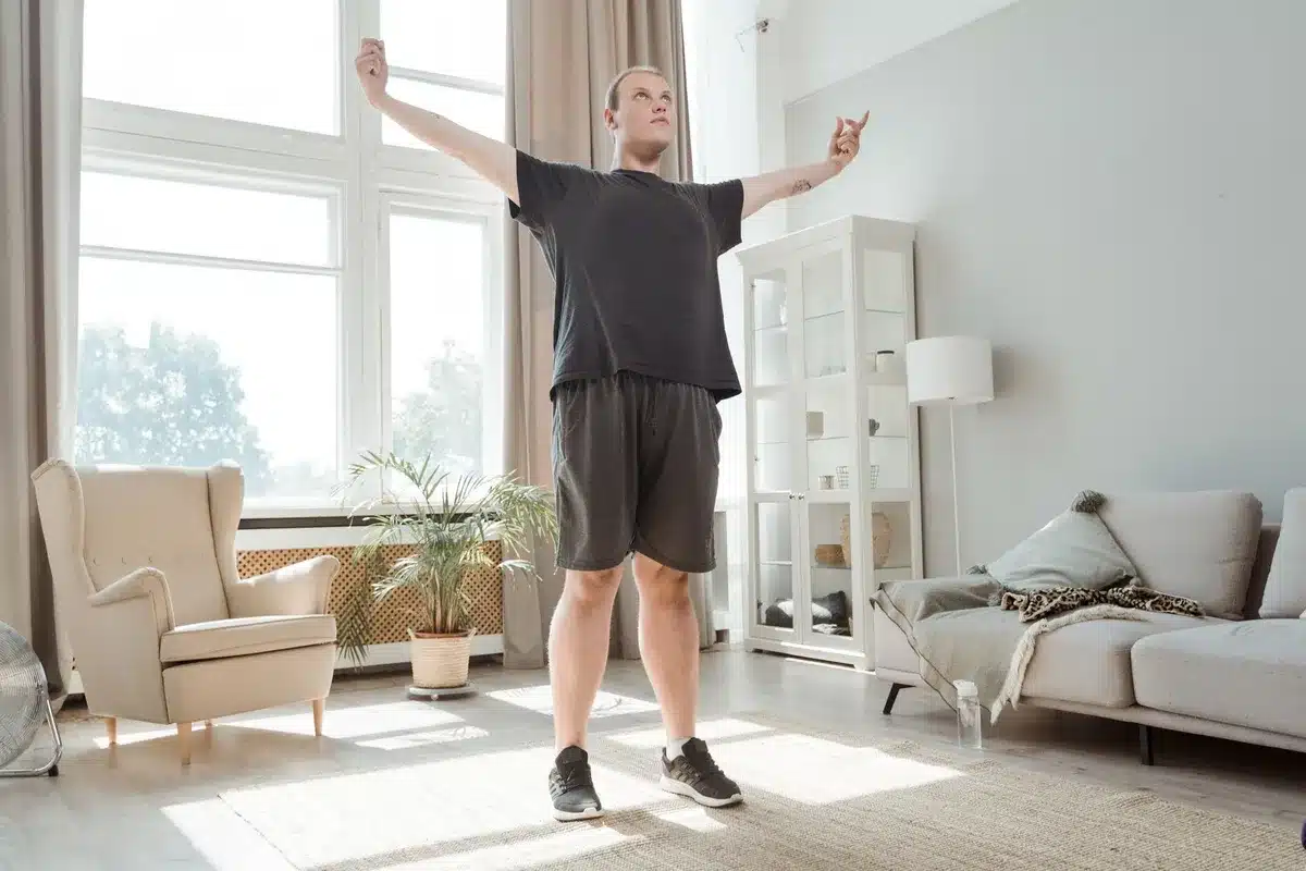 Personne pratiquant une courte séance de sport le matin à domicile