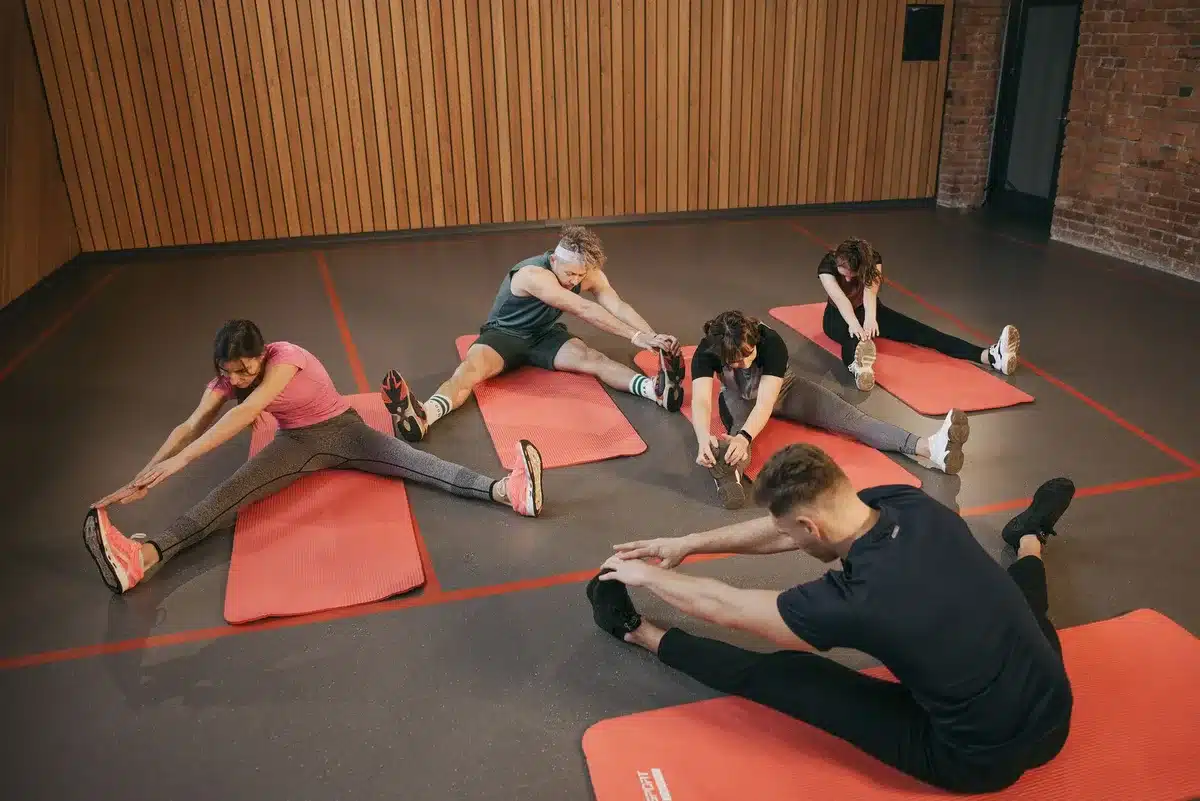 Groupe de personnes pratiquant ensemble une activité physique en cours collectif