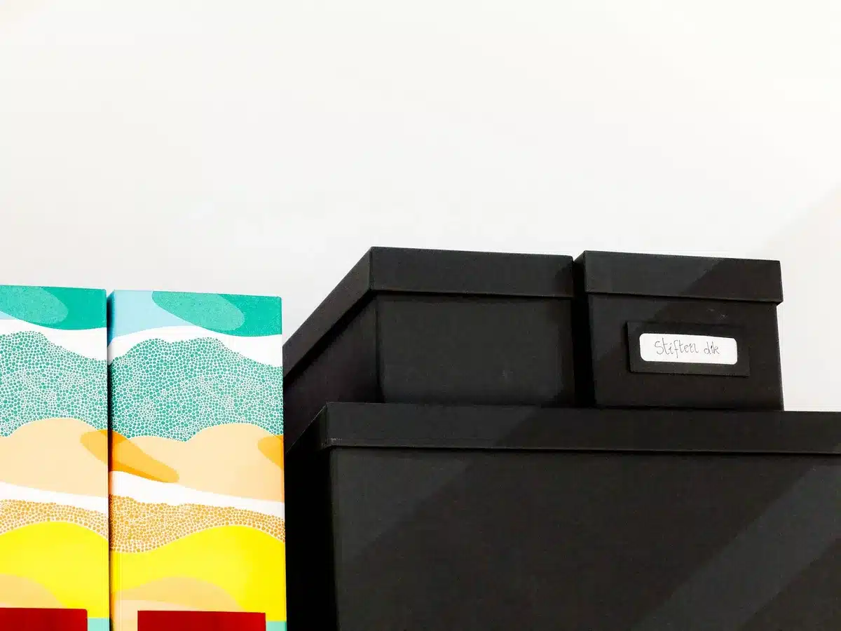Chambre organisée avec étiquettes photographiques sur les tiroirs et vêtements préparés