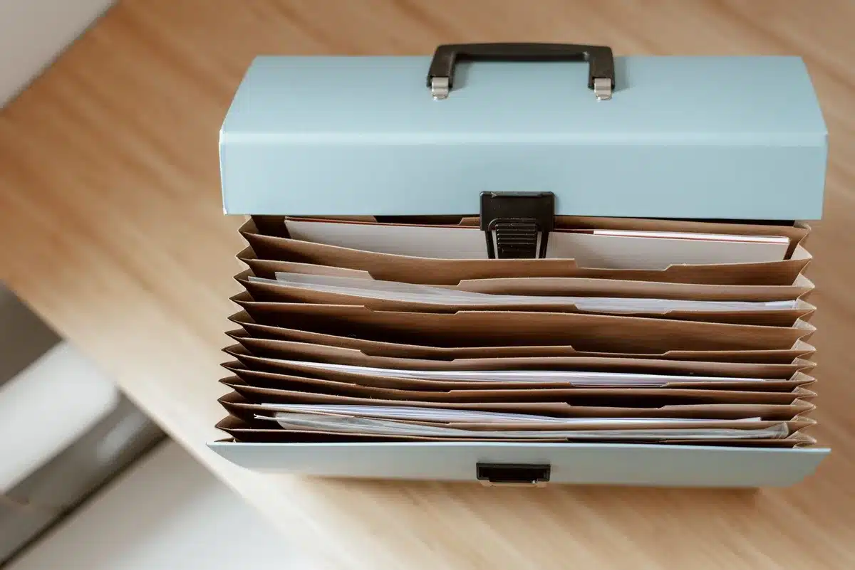 Pochette de suivi avec documents médicaux organisés et à jour