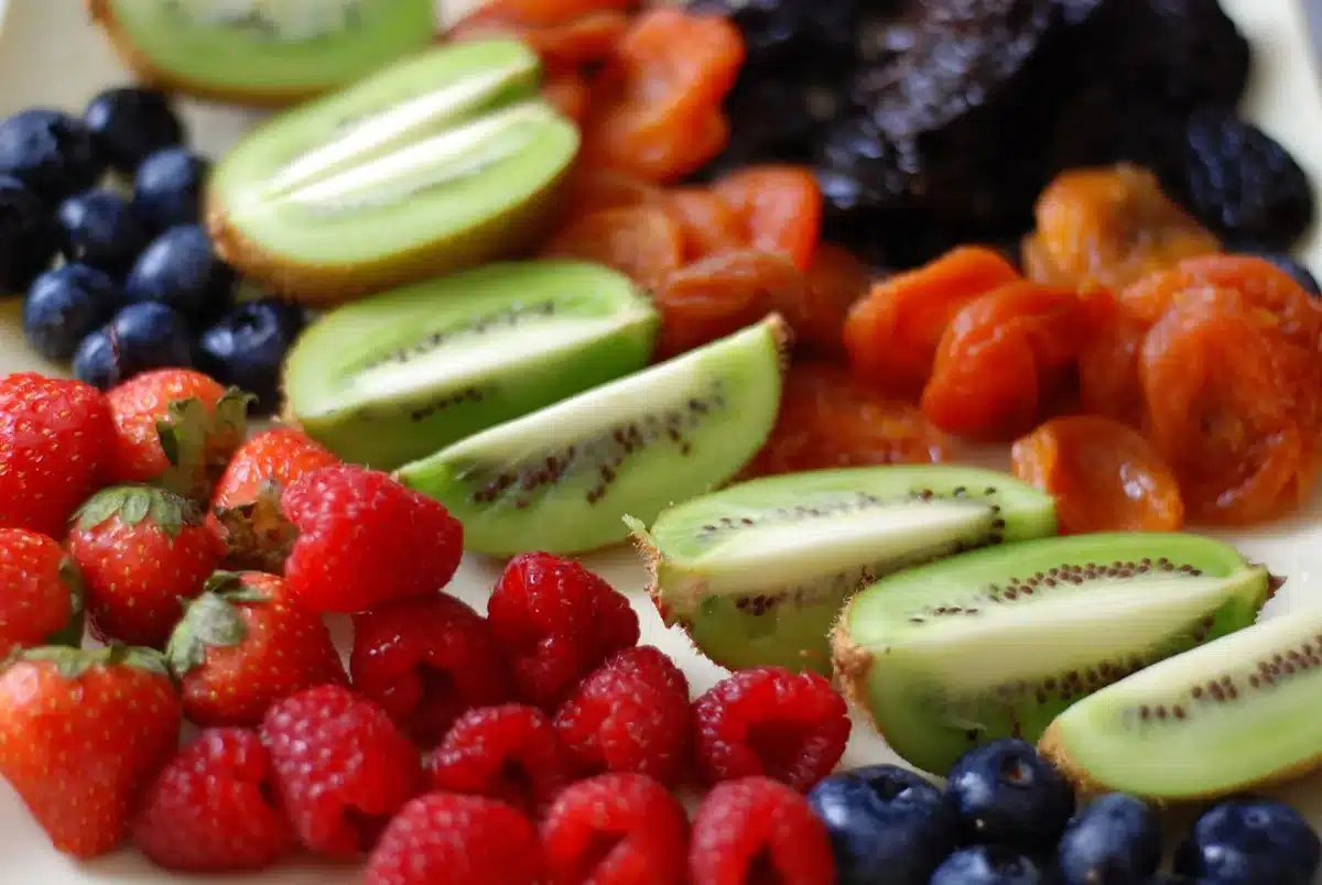 Sélection de fruits et légumes frais riches en fibres pour stimuler le transit