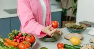 Aliments riches en fibres et verre d'eau sur un plan de travail de cuisine