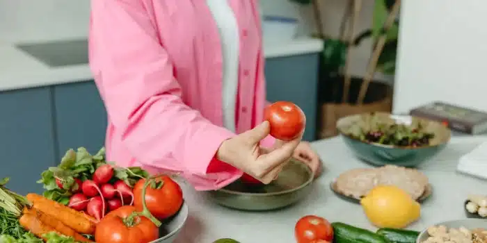 Aliments riches en fibres et verre d'eau sur un plan de travail de cuisine