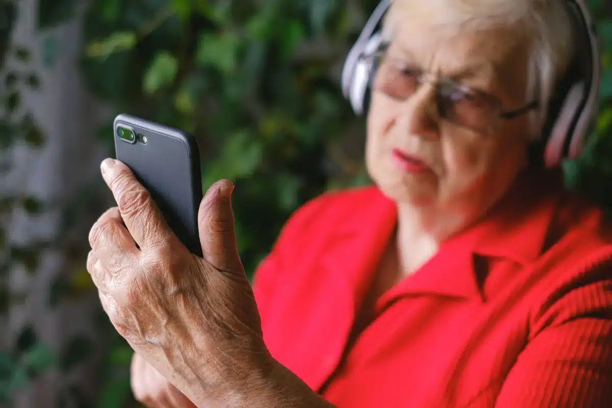Appareil auditif moderne discret posé sur une surface neutre