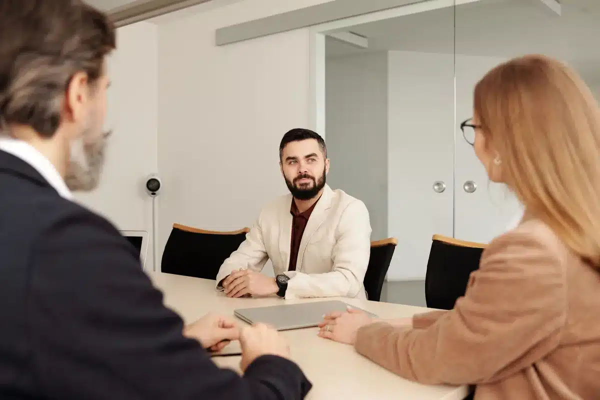 Entretien entre un salarié et un responsable RH pour vérifier les droits professionnels