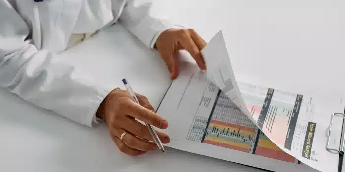Travailleur consultant des documents professionnels et dossiers de santé à son bureau