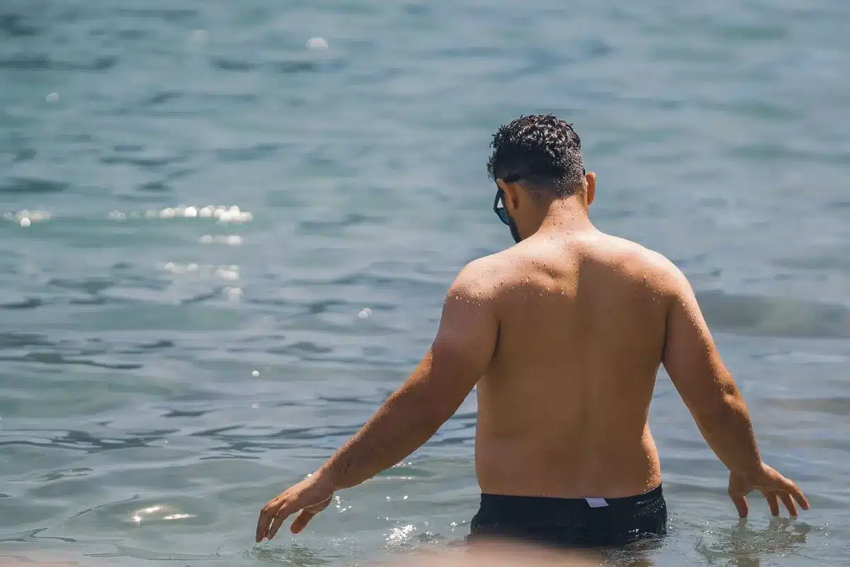 Personne changeant de vêtements après la baignade à la plage