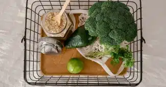 Assiette de légumes frais et aliments sains près d'une balance sur un plan de travail