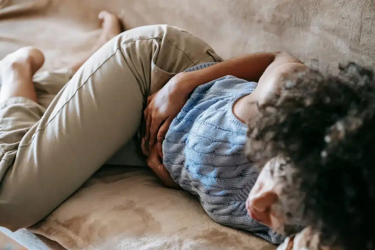 Enfant présentant des symptômes de douleur abdominale