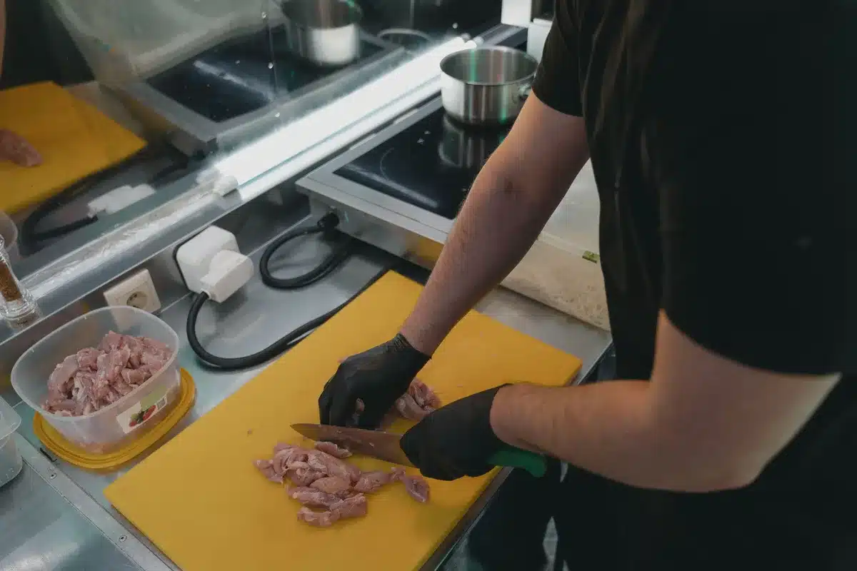 Préparation des aliments en cuisine avec respect des règles d'hygiène