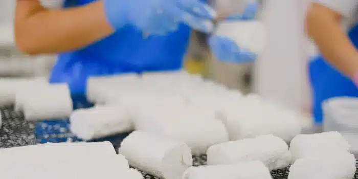 Fromage au lait cru sur surface avec lait en arrière-plan