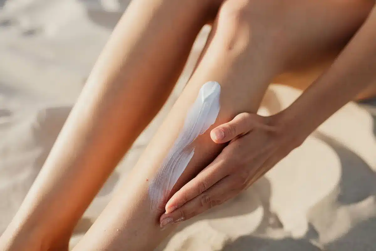 Application généreuse de crème solaire sur la peau pour une protection efficace