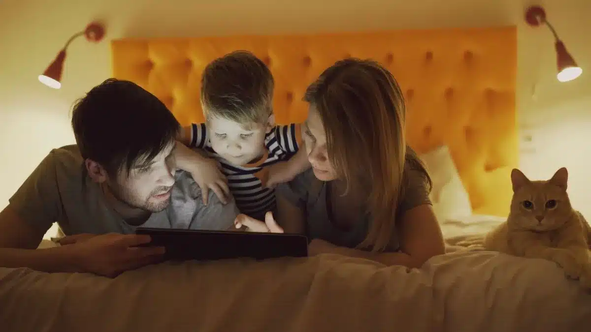 Parent proposant une activité alternative après un temps d'écran