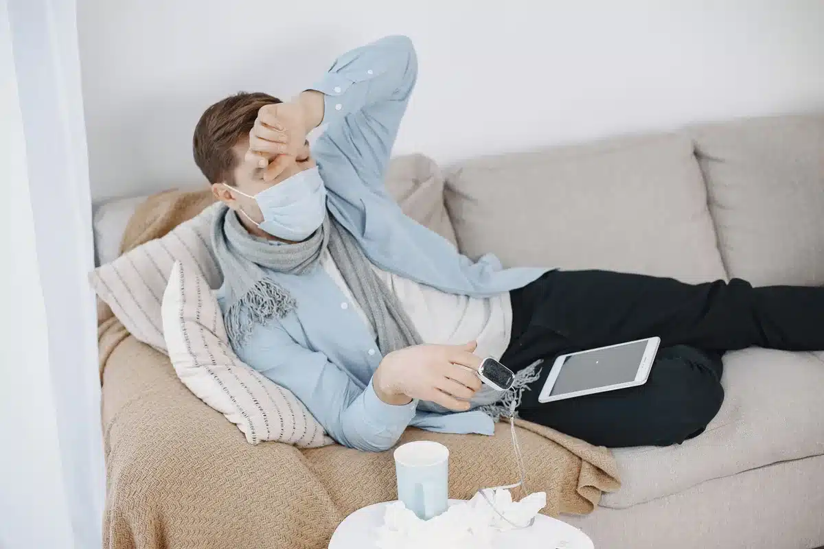 Personne atteinte de symptômes pseudo-grippaux : fièvre, fatigue et malaise