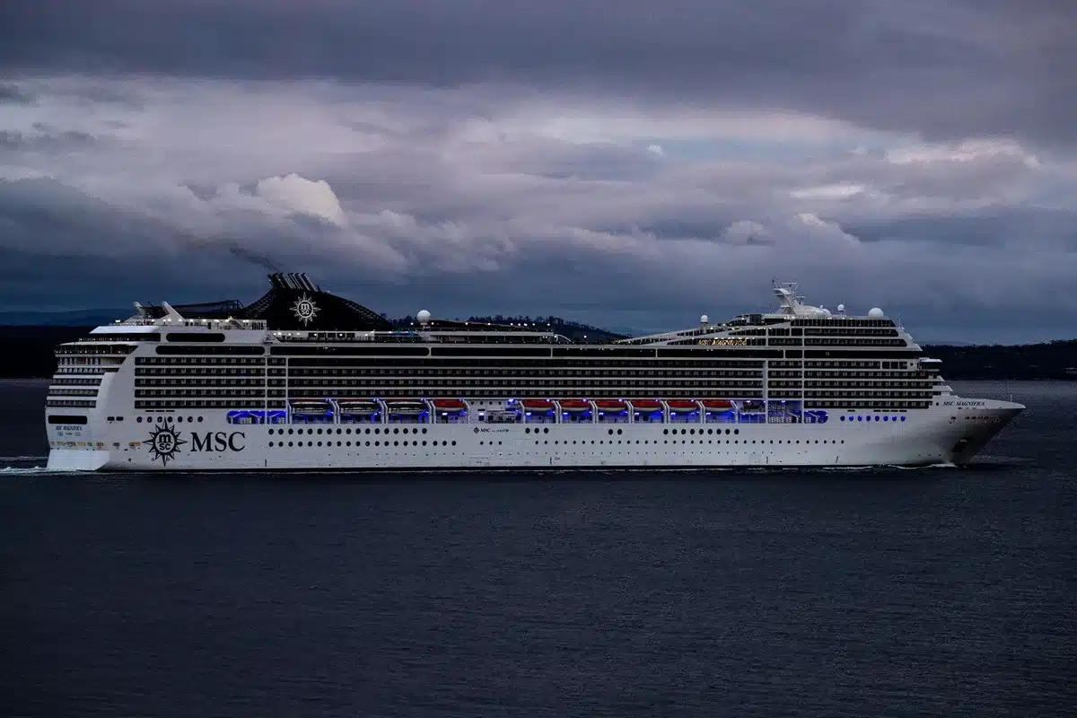 Navire de croisière avec mesures sanitaires et isolement des passagers