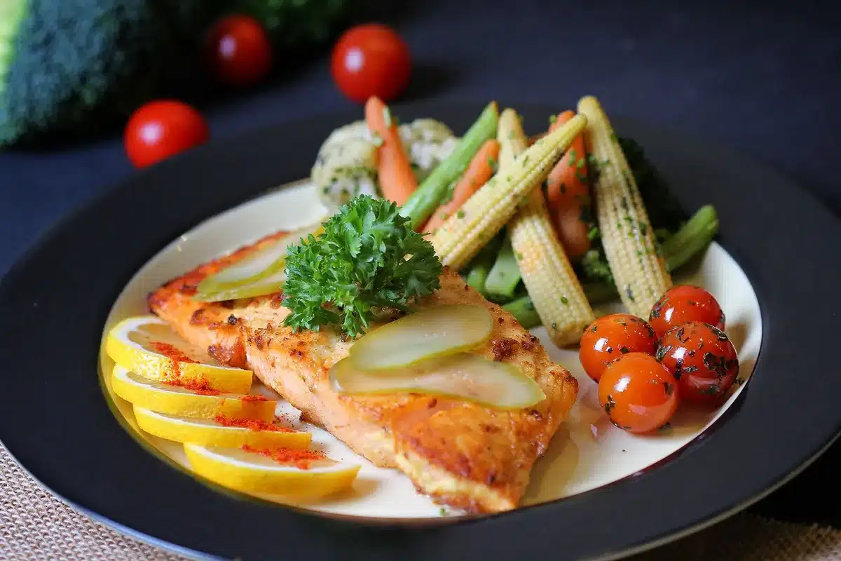 Assiette équilibrée avec légumes colorés, protéines et féculents variés