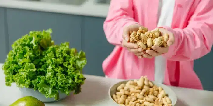 Assortiment de fruits, légumes, noix et légumineuses frais sur un plan de travail de cuisine bien éclairé