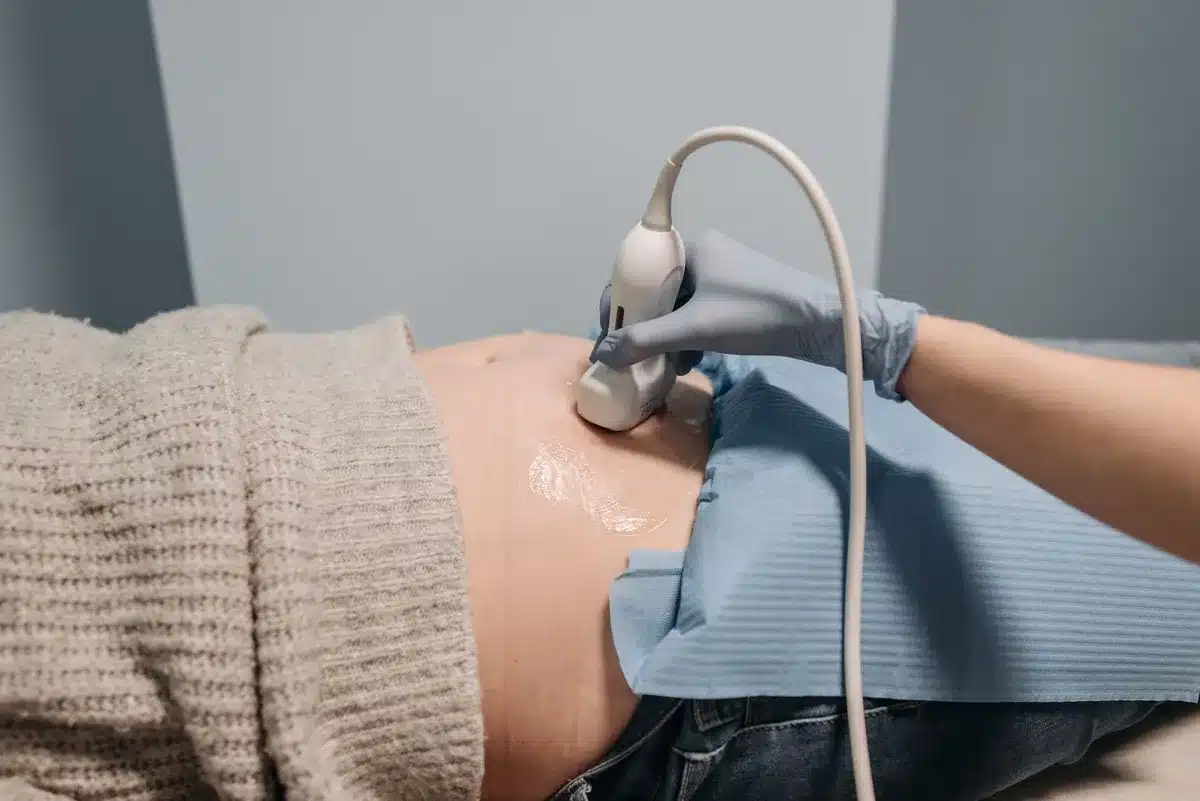 Femme enceinte lors d'une consultation prénatale pour suivi de grossesse
