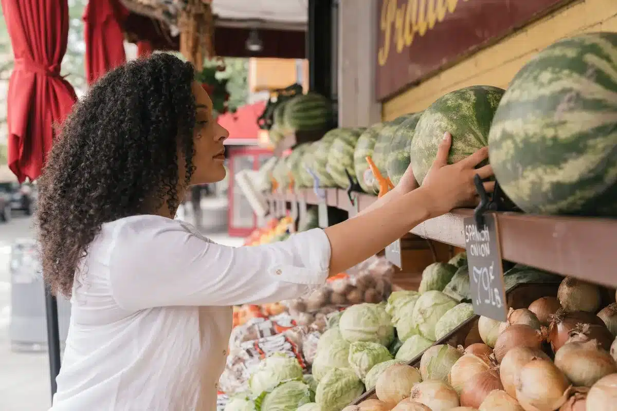 Sélection de pastèques au marché, fruits fermes et lourds