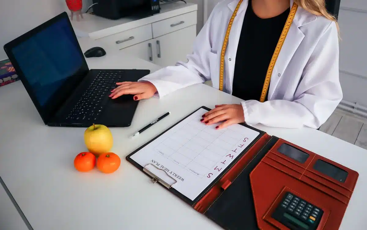 Femme organisant ses repas selon un horaire fixe, avec une horloge montrant les heures de repas.
