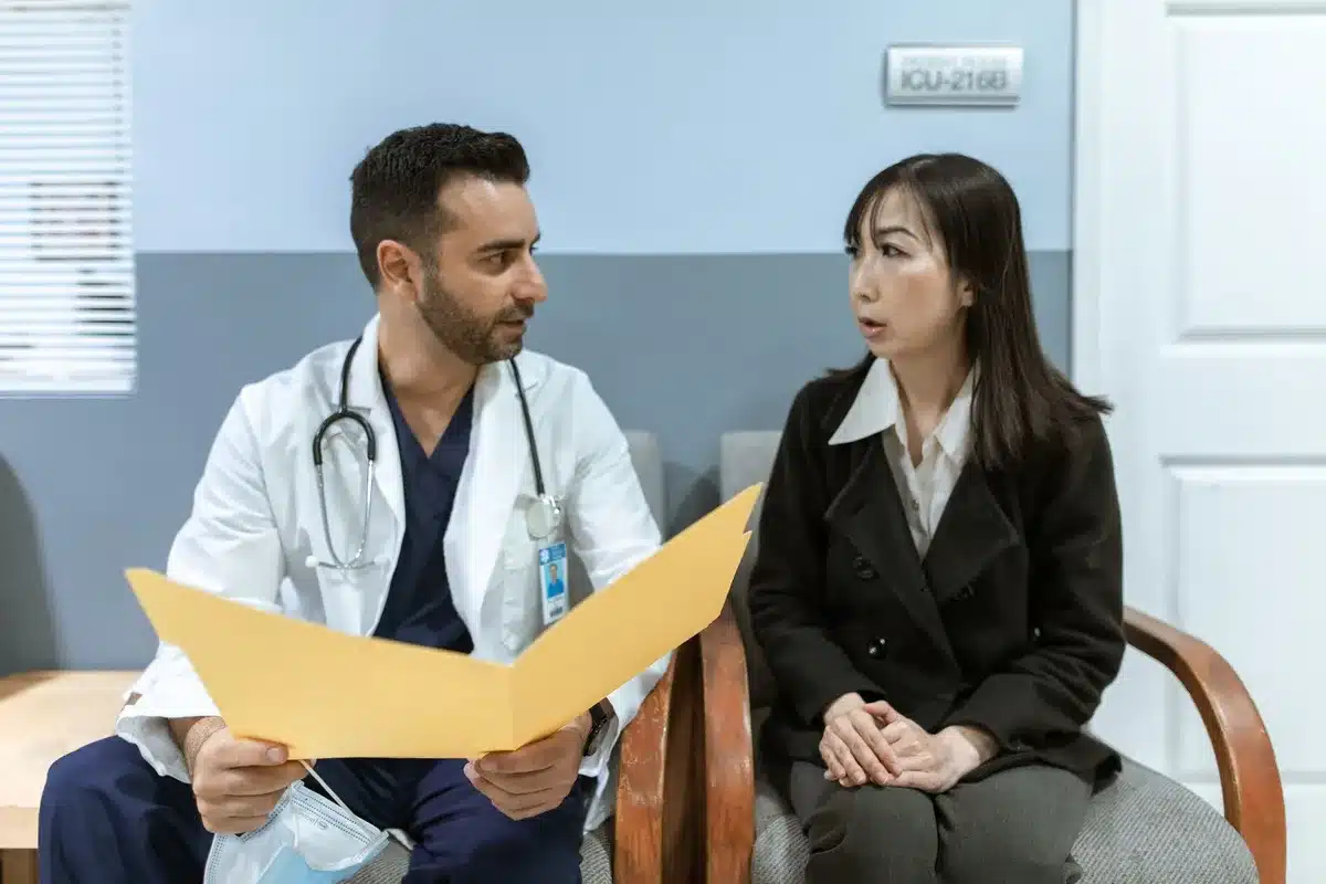 Consultation médicale entre une patiente et son professionnel de santé