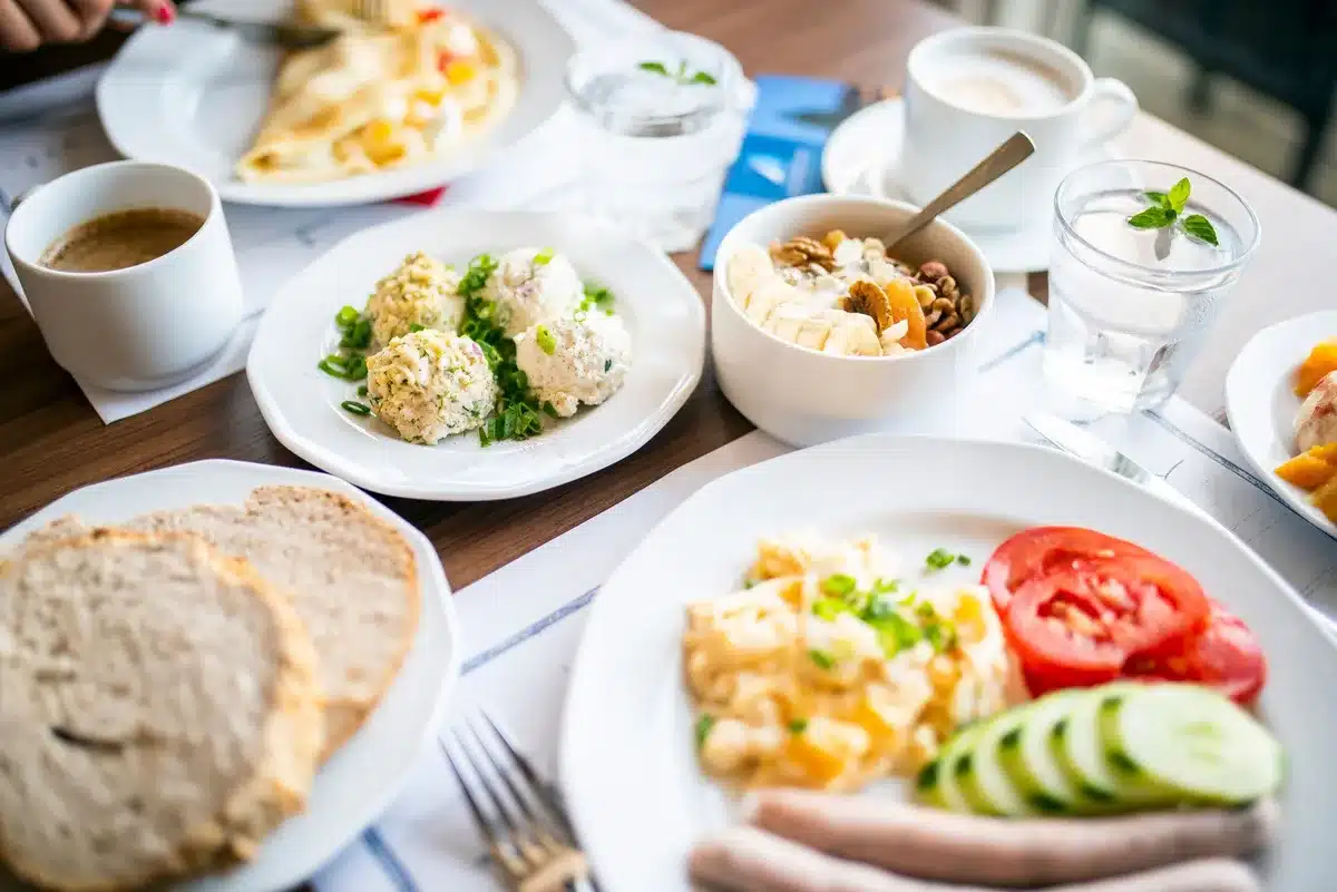 Aliments nutritifs avant l'entraînement : banane, œuf, pain complet et verre d'eau
