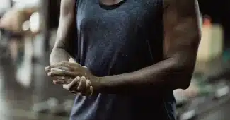 Préparation d'une boisson pré-entraînement en poudre dans un shaker au gym