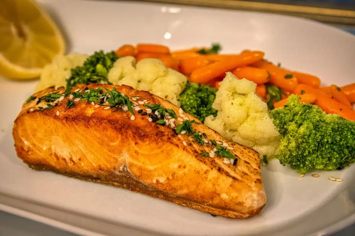 Aliments riches en oméga-3 et antioxydants : poissons gras, noix, graines et légumes colorés