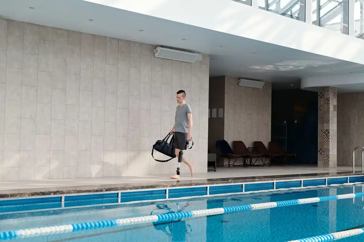 Personne pratiquant une activité physique douce comme la marche ou la natation pour la santé articulaire