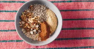 Aliments anti-inflammatoires : poissons gras, légumes colorés, noix et fruits frais sur un plan de travail