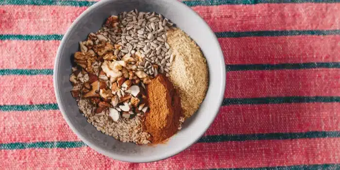 Aliments anti-inflammatoires : poissons gras, légumes colorés, noix et fruits frais sur un plan de travail
