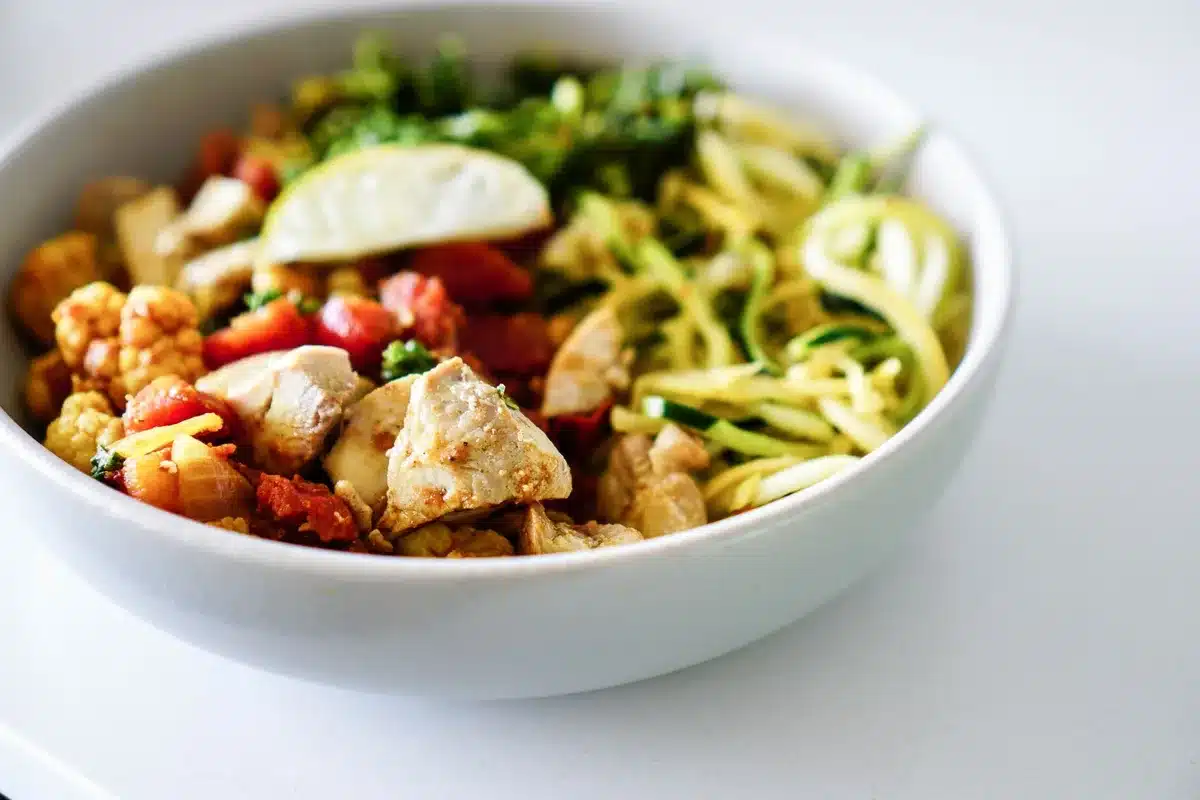 Courgettes transformées en spaghettis spiralisés dans une poêle