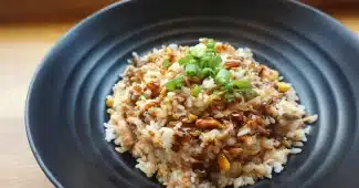 Différentes alternatives au riz et aux pâtes : quinoa, courgette spiralée, pâtes de légumineuses et sarrasin dans des bo