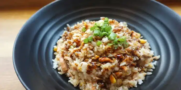Différentes alternatives au riz et aux pâtes : quinoa, courgette spiralée, pâtes de légumineuses et sarrasin dans des bo