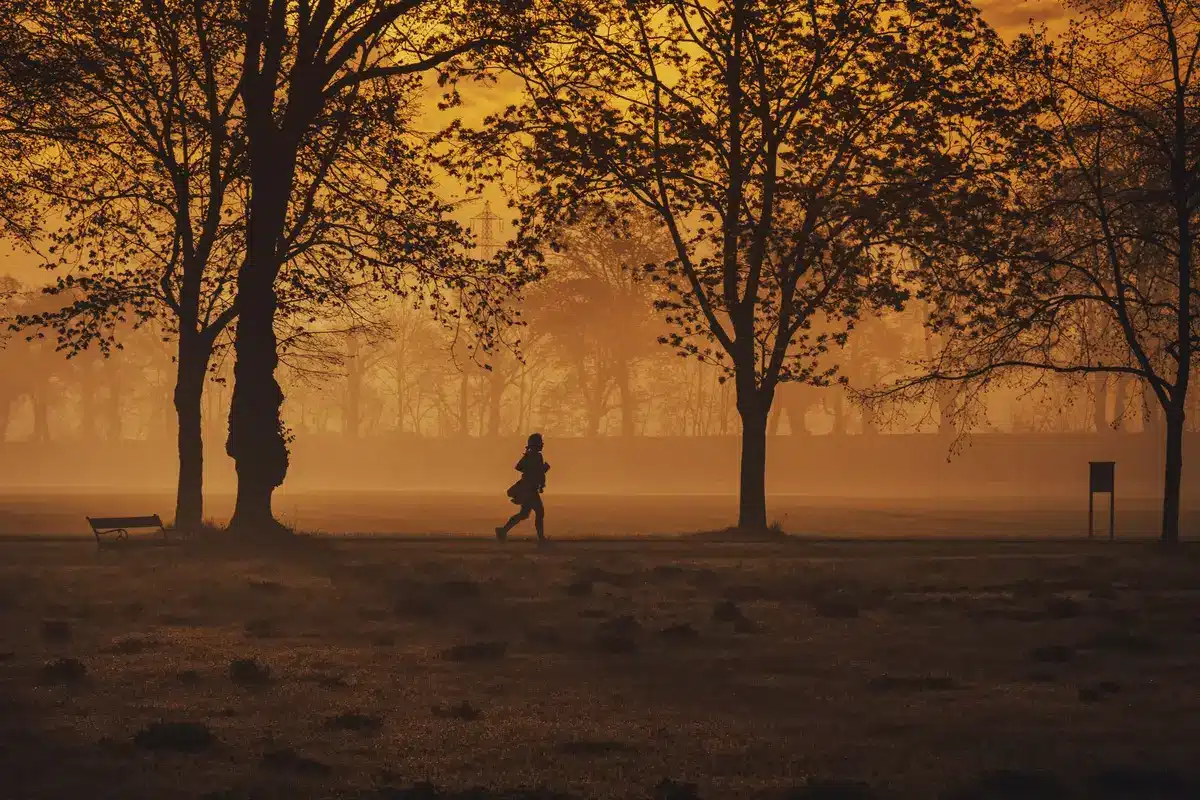 Personne faisant du sport tôt le matin avant les heures chaudes