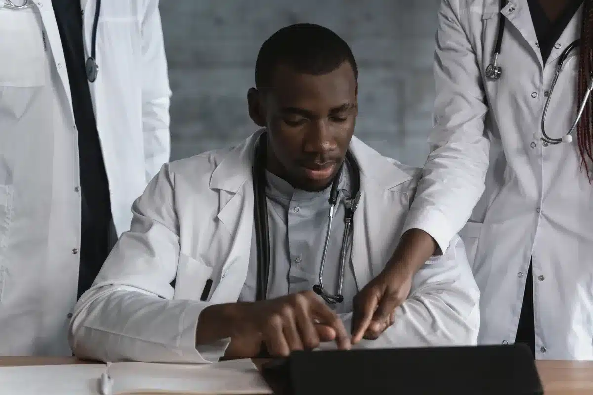Professionnels de santé en discussion autour d'une table