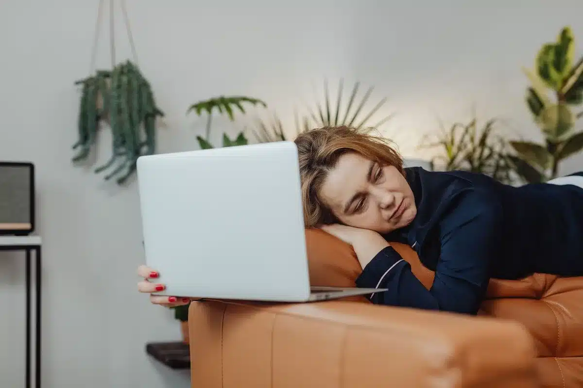 Personne fatiguée prenant un moment de repos et de détente