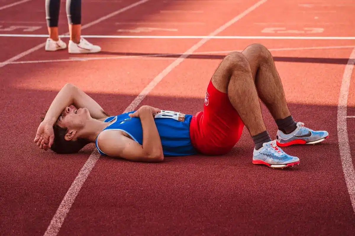 Personne fatiguée avec des signes de malaise pendant l'effort physique par forte chaleur