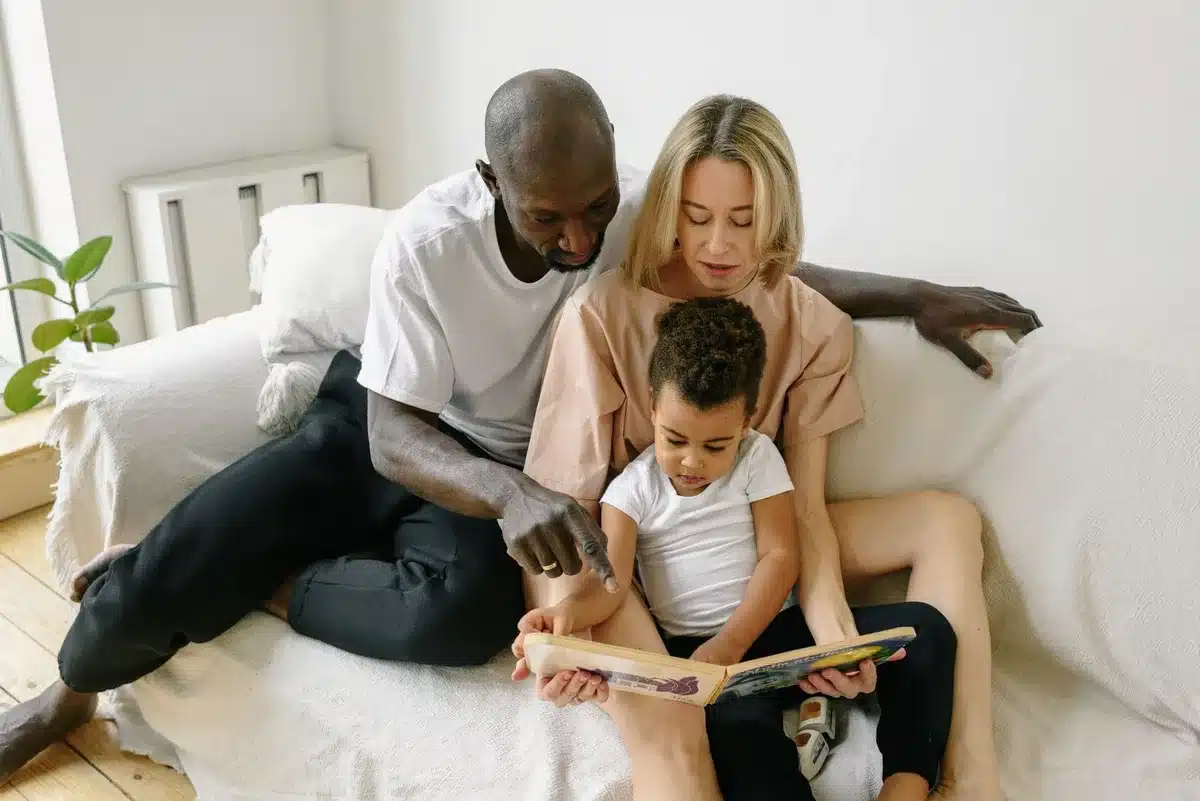 Famille engagée dans des activités stimulantes assises comme la lecture ou les jeux de réflexion
