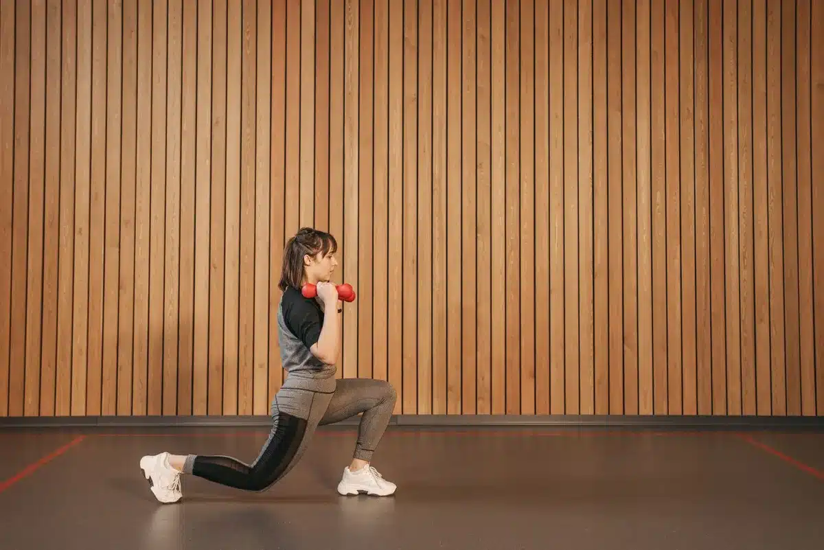 Démonstration de mouvements polyarticulaires : squats et fentes en salle de sport