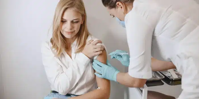 Professionnel de santé recevant une injection de vaccin contre la grippe en établissement de soins