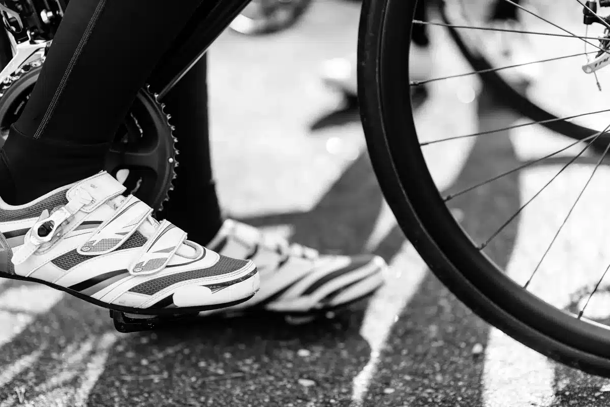 Test du talon pour vérifier la hauteur de la selle : cycliste assis avec le talon sur la pédale