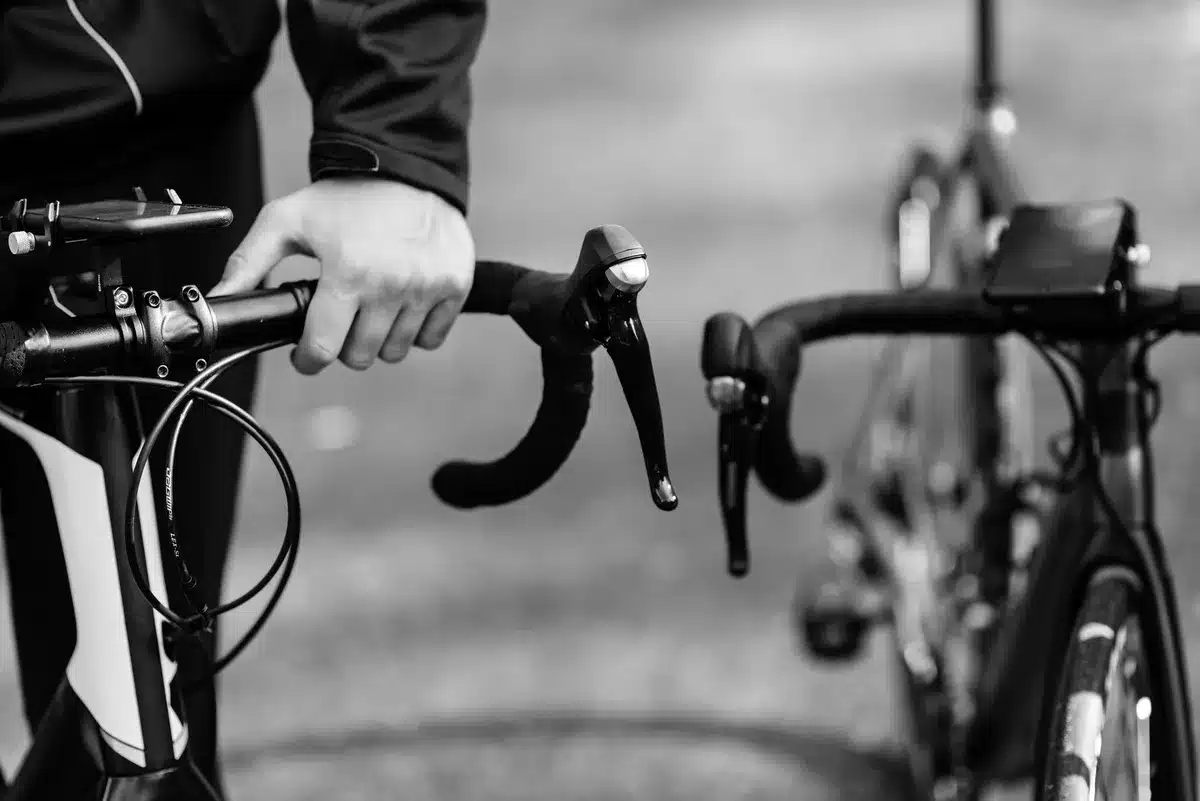 Cycliste souffrant de mal de dos, montrant une mauvaise posture avec un guidon trop bas