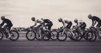 Cycliste en train de pédaler, vue de profil montrant la position de la selle et du guidon