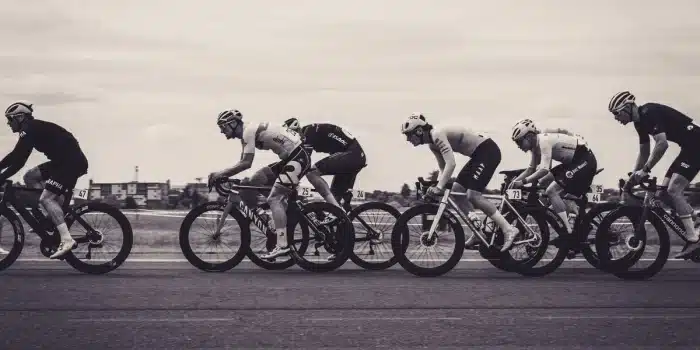 Cycliste en train de pédaler, vue de profil montrant la position de la selle et du guidon
