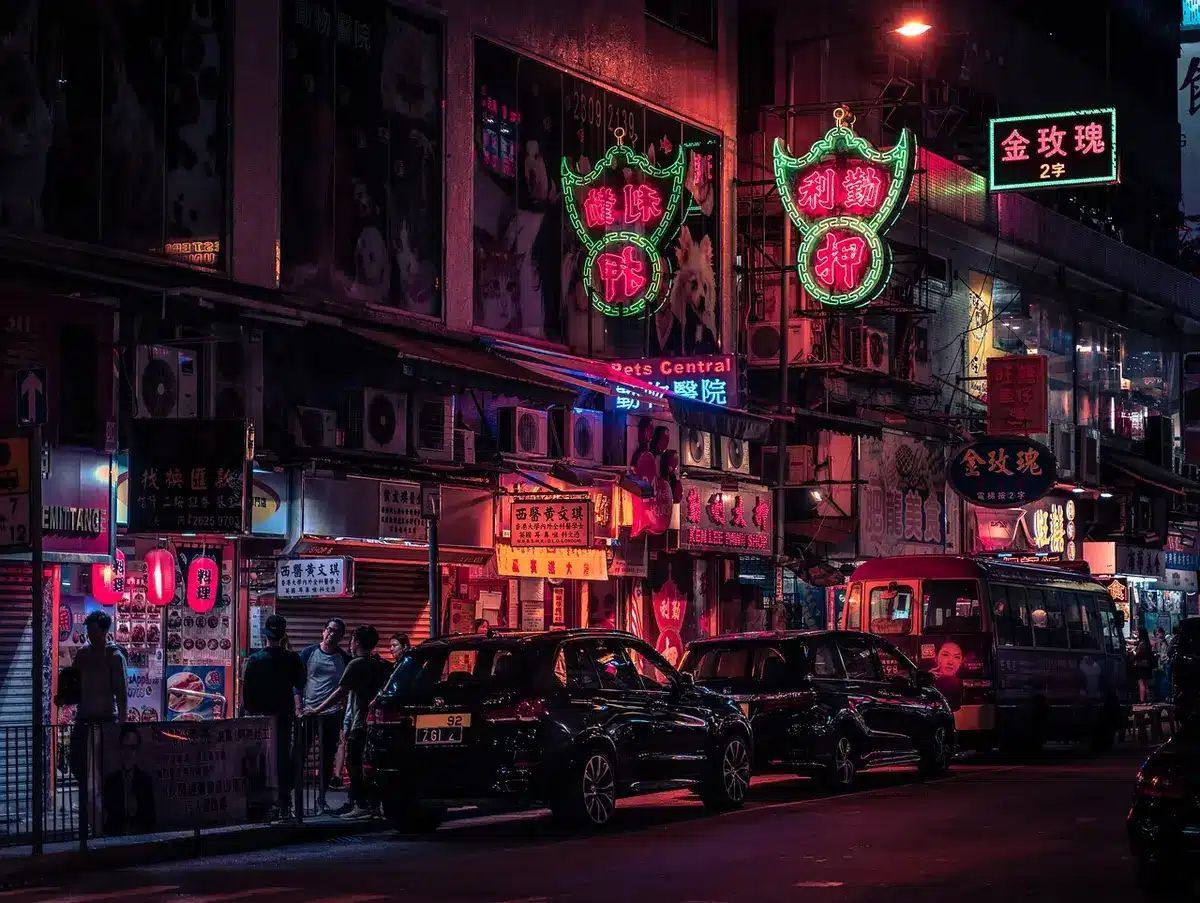 Rue d'un quartier urbain animé illustrant l'influence du milieu sur le comportement